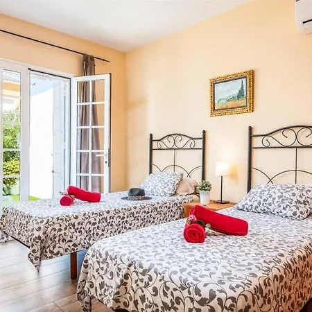 Βίλα Playa De Fanabe Sleeps 8 With Pool And Air Con